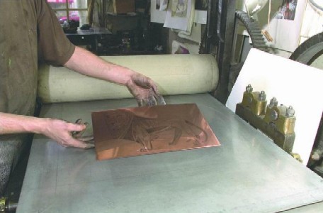 Mise en place de la plaque de cuivre sous la presse